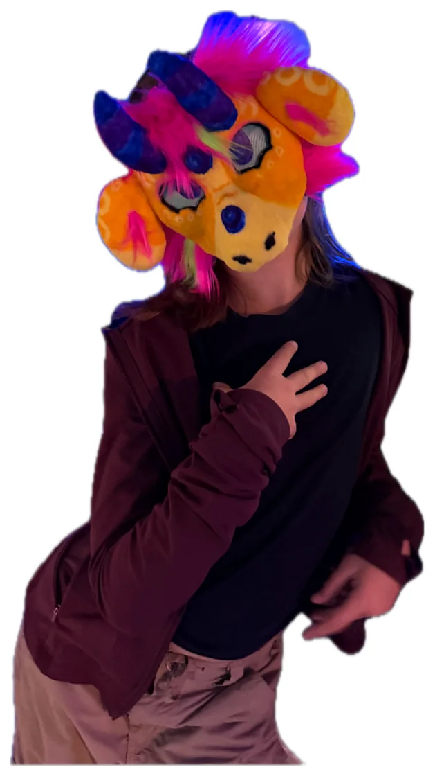 Sophia i sin furry-maske